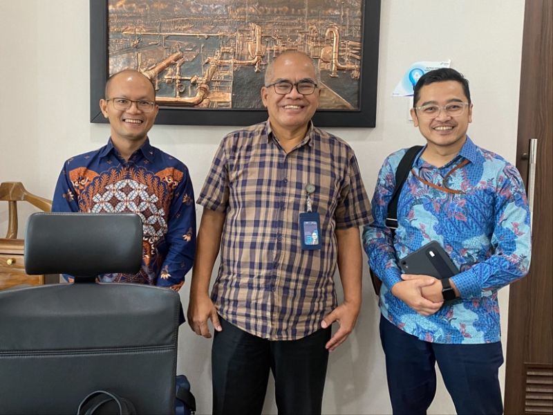 Triage Presents Forensic Accounting Technology (FAT) Report to PGN Commissioner Amien Sunaryadi